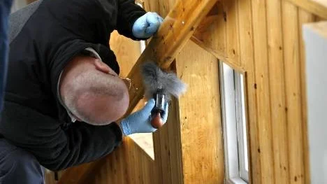 Polisen söker fingeravtryck.