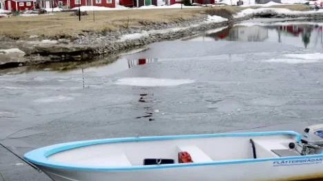 Nedanför fyrtornet på Pite-Rönnskär parkerar redan ett gäng motorbåtar vid bryggan i så gott som isfria farvatten.