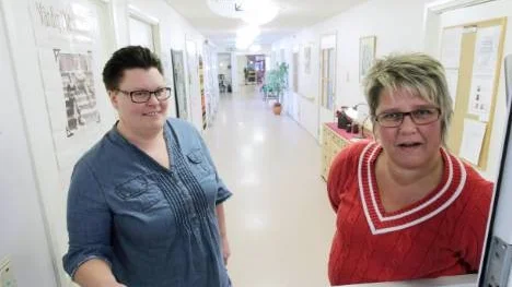 Boendechef Carina Lundberg (till höger) och hennes biträdande kollega Hanna Nordvall, upplever båda att den anmälan som skickats till Socialstyrelsen, tolkats felaktigt av media. "Den beskriver ett värsta scenario. Alla får duscha här", säger Hanna Nordvall.
