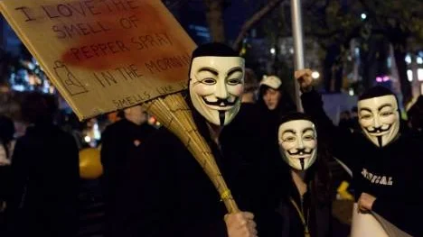 Demonstranter från Occupy Wall Street-rörelsen bär Guy Fawkes-masker under Halloween den 31 oktober i New York.