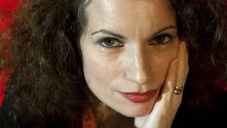 Alexandra Coelho Ahndoril ska berätta om stora val i sitt liv.