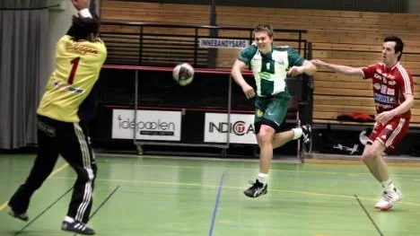 Mattias Ingström, Strömnäs (nr 8), gjorde en bra match mot Sikeå. Här är ett av hans tre mål på väg in bakom Sikeå-målvakten Tobias Boman.