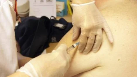 15 500 doser vaccin mot svininfluensa har hittills gått åt i länet. I dag väntas ett parti med ytterligare  14 500 doser anlända och vaccinationerna kan återupptas till veckan.
