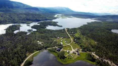 Det ska bli lättare att få bygga på strandnära områden och ansökningarna på tomter i fjällvärlden är större än tillgången. Nu planeras ett femtiotal tomter i bland annat Adolfström (bilden), Gautosjö och Ballastviken.