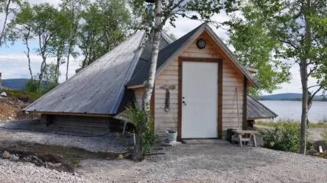 Kåtan på Skeppsudden i Arjeplog kanske får stå kvar. Kommunfullmäktige ger bakläxa till miljö-, bygg- och  räddningsnämnden som avslog ansökan om bygglov.