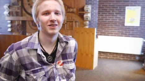 Johan Burström är aktuell inför valet till kommunfullmäktige och med sina 17 år (han fyller 18 i september) är han är han en rejäl föryngring i kommunpolitiken. "Man måste hänga på forum och bloggar för att nå unga väljare och visa att de kan påverka", säger han.
