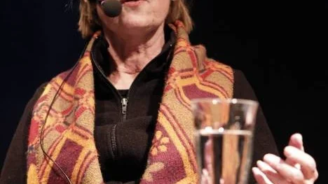 En författare, ett bord, en bok, ett manus och ett glas vatten. Mer behövs inte för att fängsla en publik, så som Eva Adolfsson gjorde på Ordmån på måndagskvällen. Tyvärr var publiken liten, ungefär 35 personer.