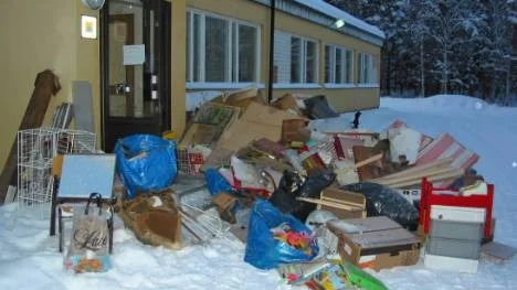 Ett bråte av lek- och fritidsmaterial utanför Bäckskolan vittnar om helgens översvämningskaos i källaren. Allt låg dränkt i stinkande avloppsvatten från Västermalm när skolvaktmästaren anlände på måndag morgon.