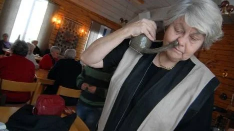 Kerstin Flinkfeldt roade när hon talade om medicin som hämtas i naturen. Och så visade hon hur en nässköljare  fungerar.