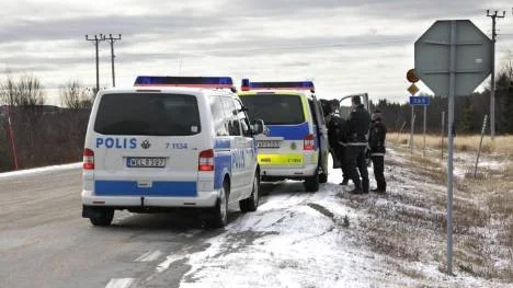Kort samråd om hur uppdraget skulle läggas upp. Poliserna i de två piketbilarna stannade till vid vägkanten innan de de formerade sig för ett eventuellt ingripande mot de rånare som fortfarande var på fri fot.