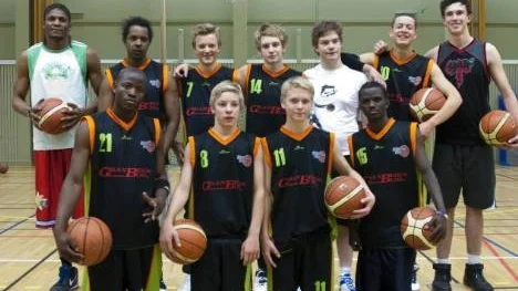 I dag spelar de den första matchen i seniorserien. IFK Arvidsjaur Basket ställer upp med ett lag i herrarnas division 3. Bakre ledet, från vänster: Tresor Saya, Alain Dugu, Anders Wiss, Emil Rylén, Jens Granberg, Sten Lindmark och Jakob Andersson. Främre ledet: Vialy Bonsange, Karl-Oskar Kairento, Markus Dahlberg och Tresor Kayira. Med i truppen, men inte på bilden, är också Dennis Nyström.