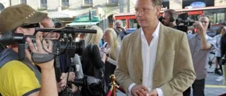 Persbrandt tar avstånd från politiskt våld