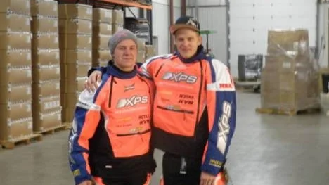 Emil Öhman, till vänster, och stallkompisen Christer Salemark har redan hunnit prova ut sina tävlingsdräkter i USA.