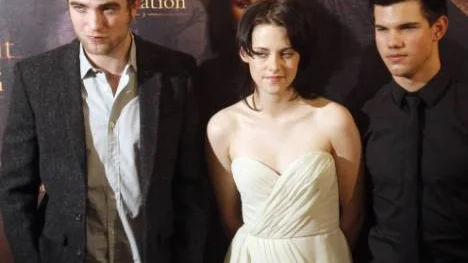 U.S. actors, Kristen Stewart, center,Taylor Lautner, right, and British actor Robert Pattinson pose as they promote their film "The Twilight Saga: New Moon", in Paris, Tuesday, Nov. 10, 2009. (AP Photo/Christophe Ena)