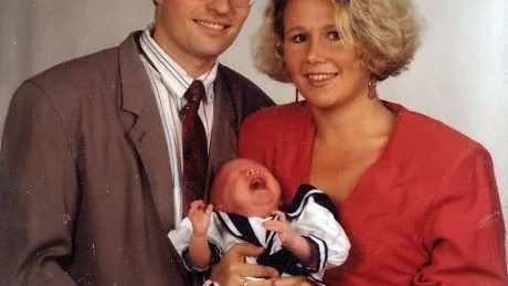 HÅLLA MASKEN. "Bara  le mot mig hela tiden så hinner jag nog knäppa några bilder när han inte skriker!"  Jag minns än i dag hur mitt hjärta slets itu.  Herregud, jag hade ju  redan tusen och en saker som gällde bebin att oroa för mig för.