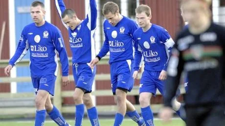 Vinnare. Martin Kallerhult, Tommy Mörsare, Petter Pettersson, Robert Nyströms Alvik tog tre viktiga poäng när Morön besegrades med 2-0. Foto: ROLAND S LUNDSTRÖM