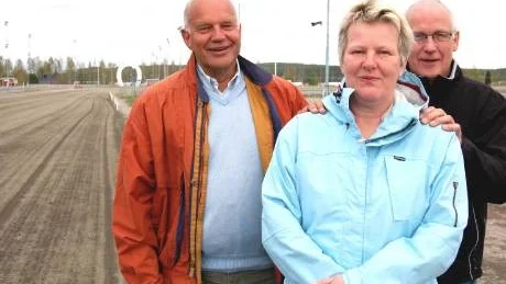 STARTKLARA. Den 7 juni drar det igång en veckolång stor hästmässa på Peabtravet. Den här trion har sett till att den blev verklighet. Från vänster: Per-Ulf Sandström, näringslivschef, Helene Skogqvist, projektledare och Sven Granström, sportchef på travet.  Foto: Roger Larsson