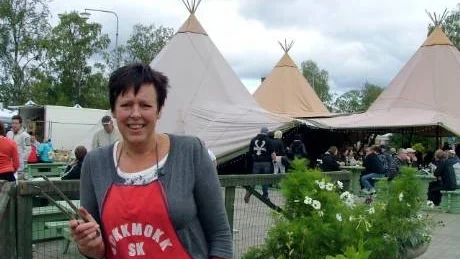 FESTFIXARE. Eva Östlund är festfixare nummer ett för JSK:s räkning och har stekspaden i högsta hugg under marknadsdagarna.