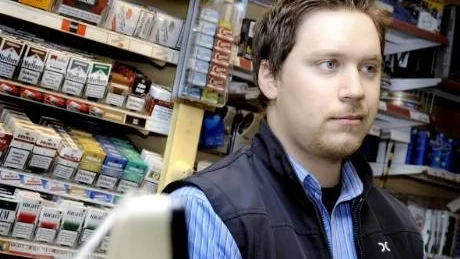 SURA KUNDER. "Det är klart att kunderna klagar, men vi kan inte göra något. Vi får inte ett öre extra av den här höjningen", säger Patrik Olofsson på OK/Q8.
