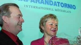 HYLLADE LUGNET. Sven-Erik Bucht hyllade sin kommunchefs insatser för Haparanda och överlämnade en blombukett till blivande Generaldirektören.
