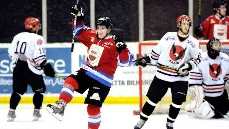 lustiger dans. Jens Enberg och hans Bodens HF gjorde hela åtta mål mot Kalix. Slutresultatet blev 8-3. Foto: ROLAND S LUNDSTRÖM Foto: Roland S Lundström