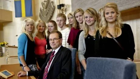 HERR TALMAN. Klass SH 3 från Gränsälvsgymnasiet kunde tack vare resebidrag från riksdagen besöka densamma och träffa talman Per Westerberg (m) förra veckan.