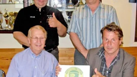 SAMMANSLAGNING. Under gårdagens presskonferens presenterade de båda klubbarna sina framtidsplaner. Stående från vänster: Markku Taramaa, klubbchef ToPV, Veijo Mustajärvi ordförande ToPV. Sittande från vänster: Matti Jaukkuri, ordförande HT Bandy, Tommy Innala styrelseledamot HT Bandy. Foto: SE TORNBERG