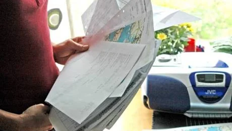 papper. Pappersexersisen mellan myndigheter och dottern och hennes pappa har varit stor. Den polisanmälan som gjordes i juli om skogsavverkning utan den ena ägarens vetskap lades ner av åklagaren.  Foto: STINA BROLIN BERGMAN