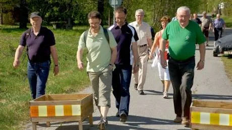 TÄNKA OCH GÅ. Politiker från Bodendialogen gick med föreningarna i Sävast och pratade utveckling. David Sundström och Håkan Stenmark, Sävast byautveckling och Roger Bohman (c).