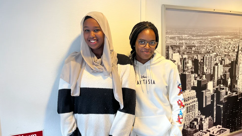 Maryama Mahmud och Maeva Alves berättar att de inte har någon information att tillgå innan provfilmningen: "Vi får improvisera."