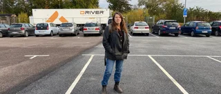 Långtidsparkeringen överfull – pendlaren Nicole: "Ångest varje gång" ✓Skrotbil står kvar ✓Kommunen: "Komplext"
