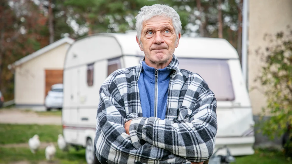 Stig Larsson framför husvagnen som är en följetong i dokumentären. Tittarna får se frun Monika Larsson sitter och väntar tålmodigt i den, medan Stig försöker lösa en av Gotlands största mordgåtor. Till slut beger de sig av. "Vi åkte till flyget och vände", skrattar Stig, som bor 300 meter från infarten till flygplatsen.