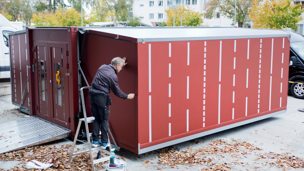 Det mobila konstprojektet och faluröda kriscontainern "Rädd eller beredd" ska ge ungdomar beredskap om krisen eller kriget kommer. 