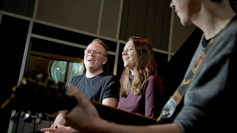 Stämningsfullt. Jesper Petersson, Siri Wallentén och Johan Johansson är Lynx Sessions som gör covers på kända hits som de publicerar på Youtube.