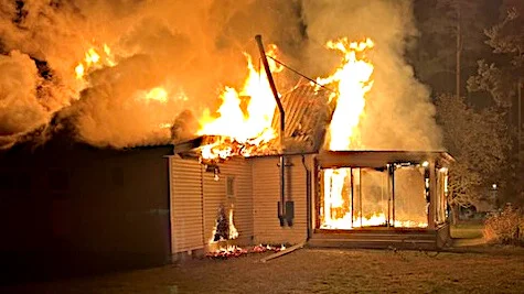 Villan brann ner till grunden. Branden ska ha startat i skorstenen. 