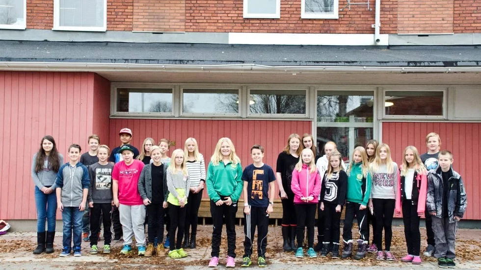 En av 20 kvarvarande. Årskurs 6 på Svartbjörnsbyns skola, i mitten klassens tävlingsrepresentanter Emilia Sundqvist och Oliver Rostadius. Retorikmatchen sänds tisdagar klockan 19.20 på Barnkanalen, och leds av programledaren Nassim al Fakir.