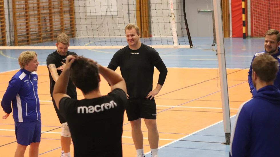 "Blockarkungen" Kalle Bergström, i mitten, och hans lagkamrater i VVK är laddade inför lördagsmötet med RIG Falköping,