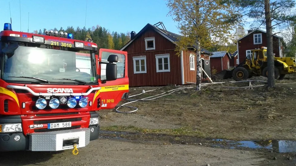 Totalbrand. Ett fritidshus i byn Valvträsk totalförstördes i samband med en brand under måndagsmorgonen. Brandmännen lyckades visserligen förhindra att huset brann ned, men byggnaden fick omfattande rök- och vattenskador.