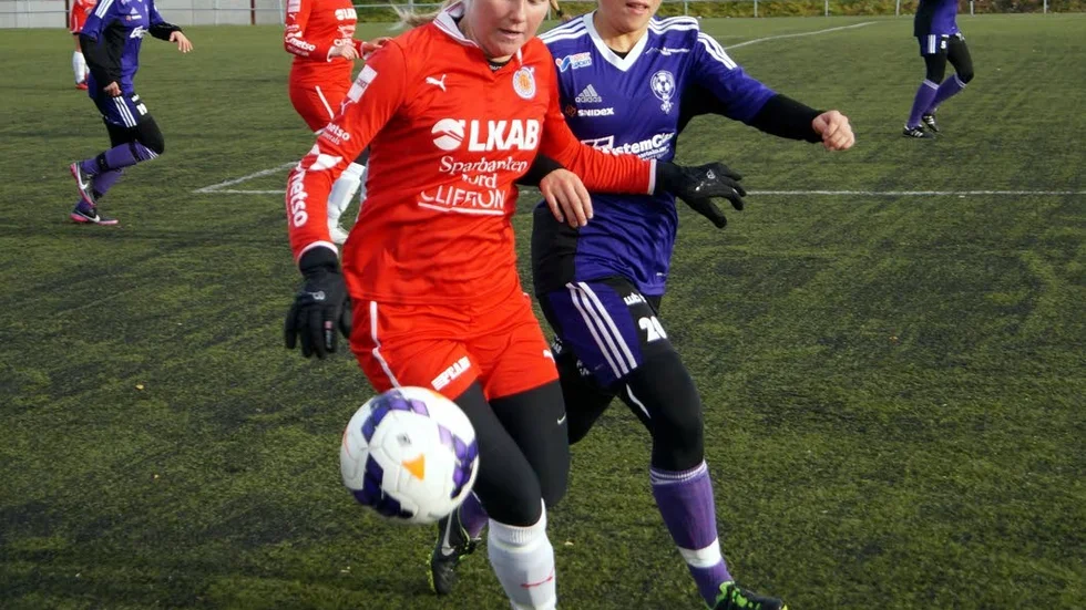 DUELL. Kirunas Lina Finnholm och Burträsks Mirjam Lindgren i en bollduell.