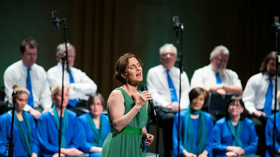 Vårkonsert. Helen Sjöholm höll vårkonsert tillsammans med Luleå kammarkör.