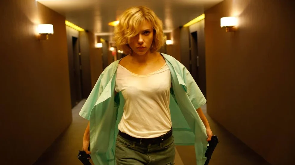 Scarlett Johansson spelar den övermänskliga Lucy i filmen med samma namn.