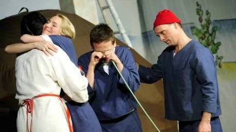 MAMMA MÅSTE GÅ. Lillebror, Fredrik Strid, gråter när mamma, Anna Larsdotter Persson, måste lämna barnen ensamma i Hattstugan.