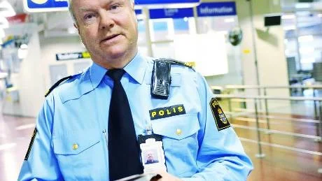 OLIKA PASS. Om det finns nog med tid kan polisen utfärda ett provisorisk pass till resenären. Men då måste denne först till polisstationen i Luleå.