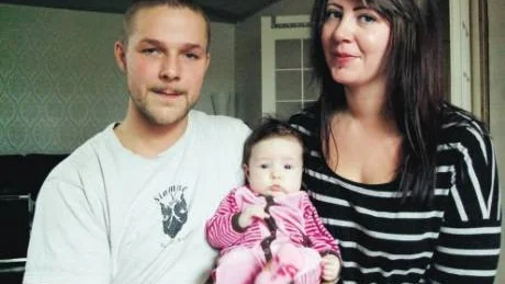 HELA FAMILJEN. Andreas och Agneta med lilla Alva i famnen.