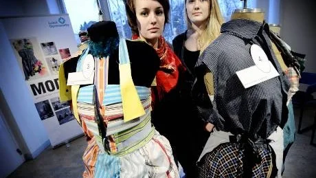 OMSYDDA SKJORTOR. Maja Lindström och Emma Åkerlund på Hantverksprogrammet Mode & Design i Luleå fick i uppdrag att skapa något av en hög gamla skjortor. Nu ställs resultatet ut på Norrbottens museum.
