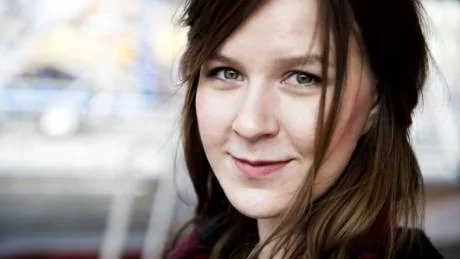 NERVÖS VÄNTAN. "Det är kul att boken är rolig, för den handlar egentligen om en sorgesam period i mitt liv, säger Elin Ruuth, som många gånger haft anledning att fundera över förhållandet mellan sanning och fiktion och på vanan att se privata historier i det privata rummet.Foto: KENNET RUONA