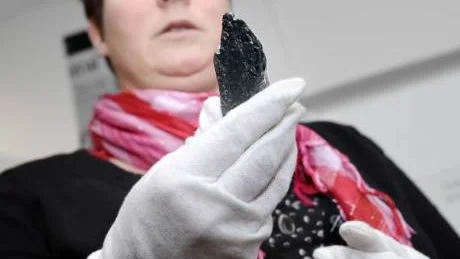 UNIKA FYND. Carina Bennerhag visar upp en yxa med en kärna av stål som hittats på Järnbacksmyren.