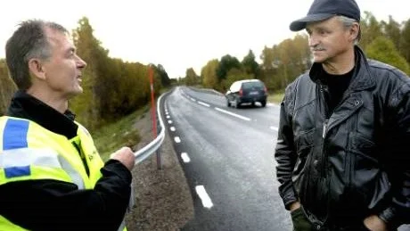 ORO. "Vi är så glada över den fina vägen men detta med räckena är en smolk i glädjebägaren säger till höger", Erland Nilsson. Här diskuterar ahan frågan med vägverkets Leif Nordlund som menar att man tar till sig av kritken och förstår den delvis.