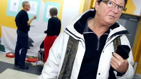 TA EGET ANSVAR. Landstingsrådet Britt Westerlund (s) vill inte ge mer än en tjuga i bidrag till en bok då hon tycker att gruppledarna kan ta eget ansvar och köpa sig ett eget exemplar. "Jag tänker köpa en till mig själv. Nu hade jag velat köpa en bok och ge bort i julklapp", säger hon efter att ha fått veta att det inte gick.