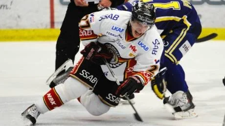 NÄRA. Robin Lindqvist och Luleå Hockey gjorde en av lagets bättre bortamatcher men räckte inte hela vägen mot hemmastarka HV 71.